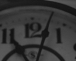 Clock whose hands stopped at 11:02 11時2分で止まった時計